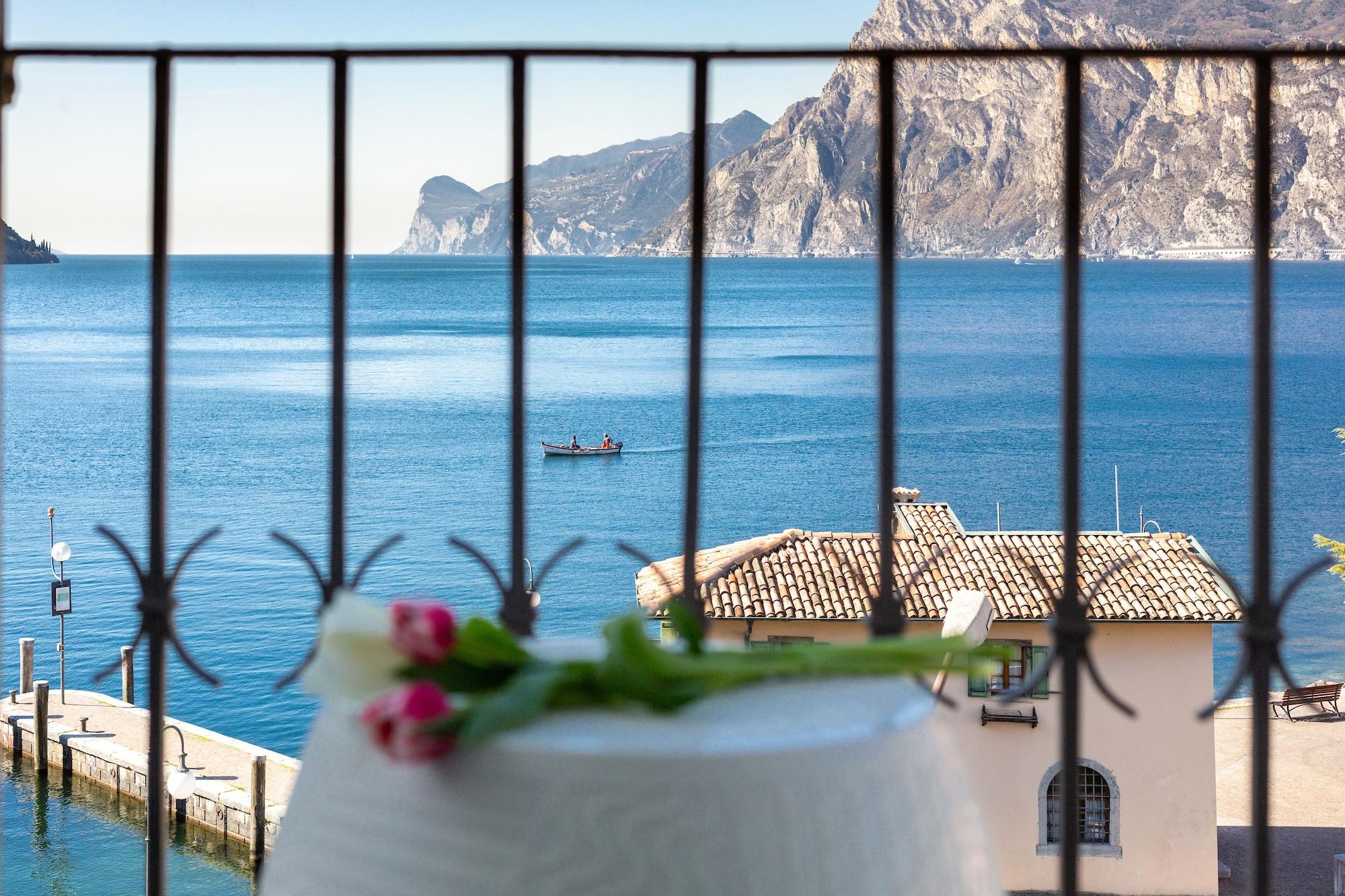 Hotel Lago Di Garda Nago Екстериор снимка