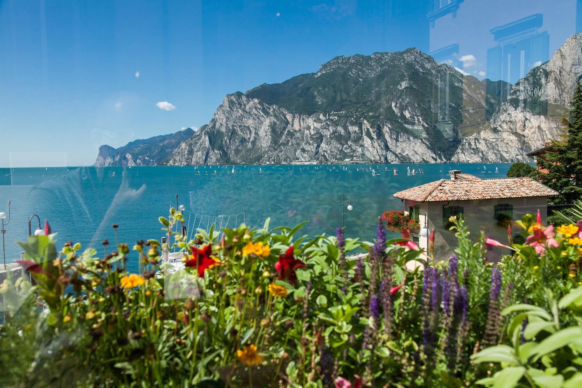 Hotel Lago Di Garda Nago Екстериор снимка